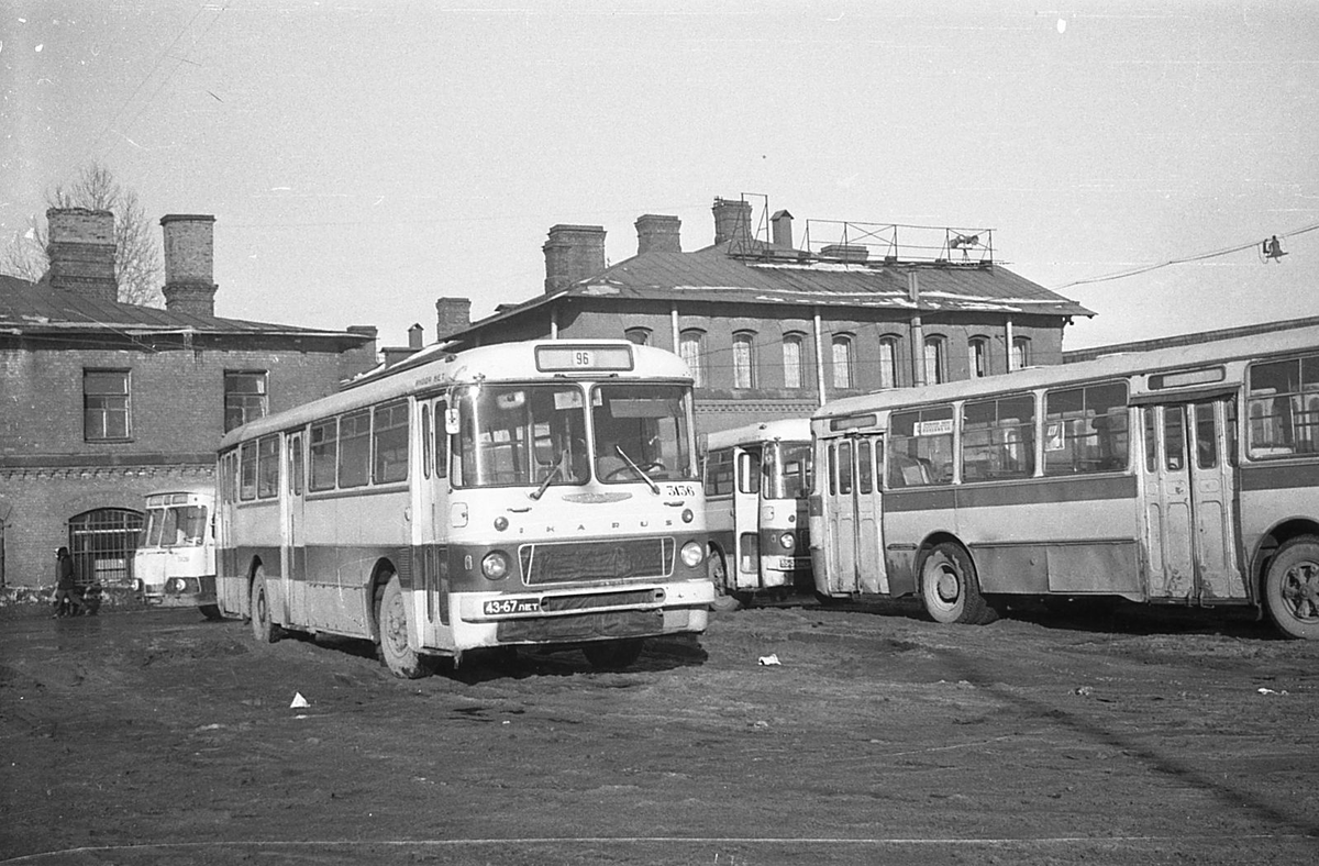 Типичный советский автобусный парк начала 70-ых годов прошлого века. Трехдверный Икарус-556 и ЛИАЗ-677 