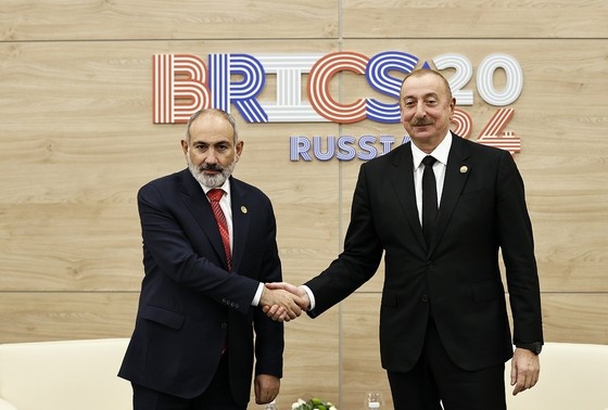    Никол Пашинян и Ильхам Алиев (слева направо)
