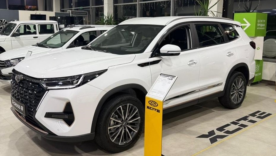    Кроссовер Xcite X-Cross 8 в автосалоне. Автор фото: Пресс-служба дилерской сети "Прагматика"