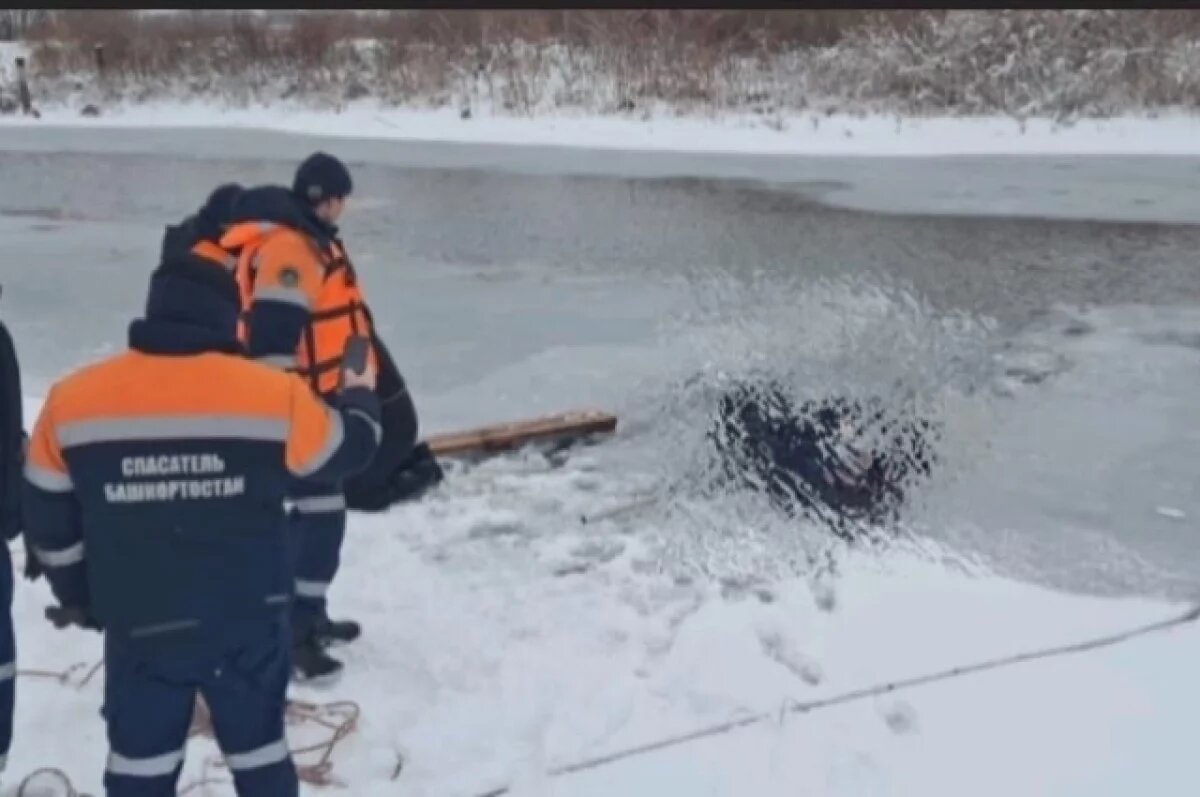    В Башкирии мужчина провалился под лёд и утонул на глазах у школьников