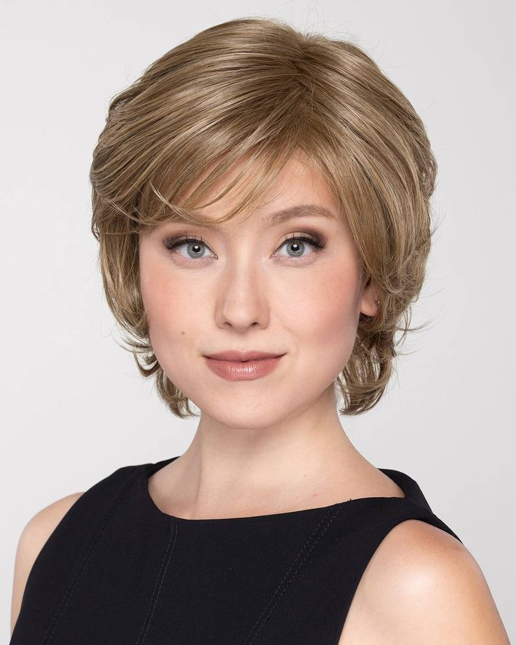 Так не в моде. Здесь парик, но такие стрижки также часто ошибочно просят зрелые женщины, желающие выглядеть свежее. Такой вариант тяжёлой укладки точно не освежает.