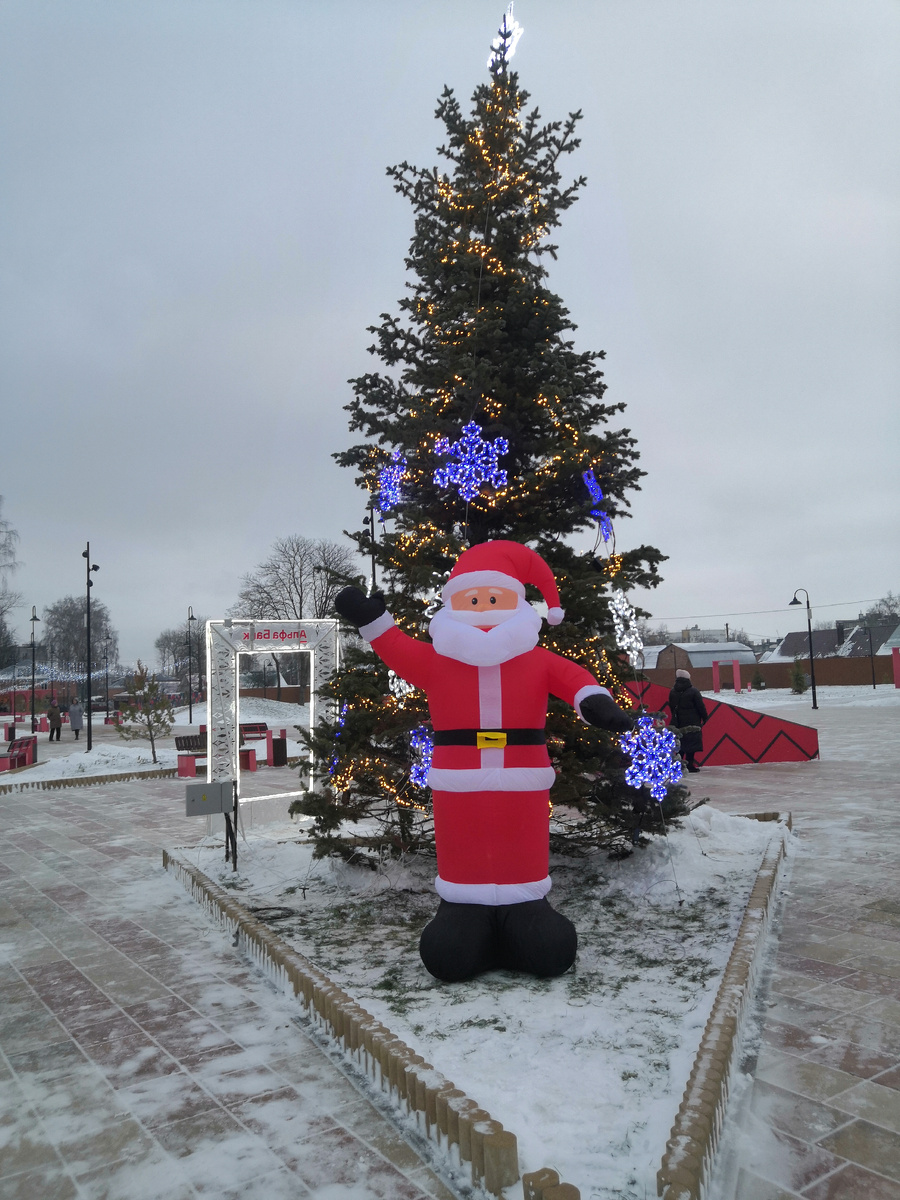 Наш сквер готовится к новогодним праздникам 