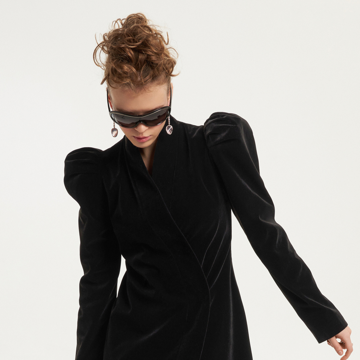 На фото - серьги "Заха Хадид". Бархатное платье - Kimonova.