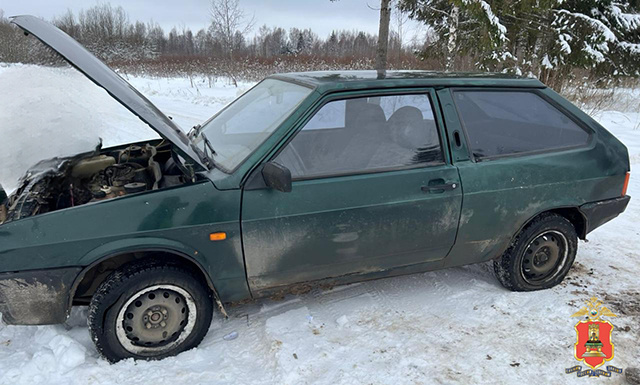 На М-9 в Тверской области инспектор ДПС остановил ВАЗ с «кривыми» номерами