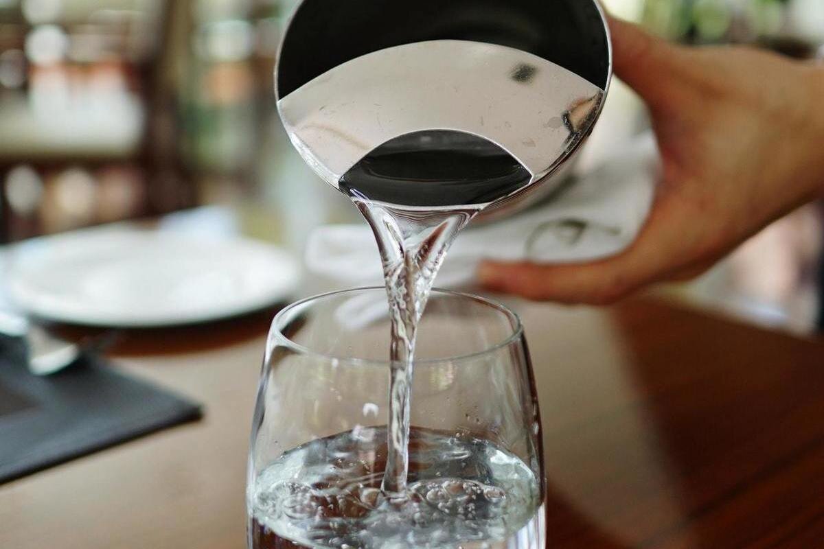 Вода подается в графинах, либо в заведении будут стоять холодильник с бесплатными бутылками