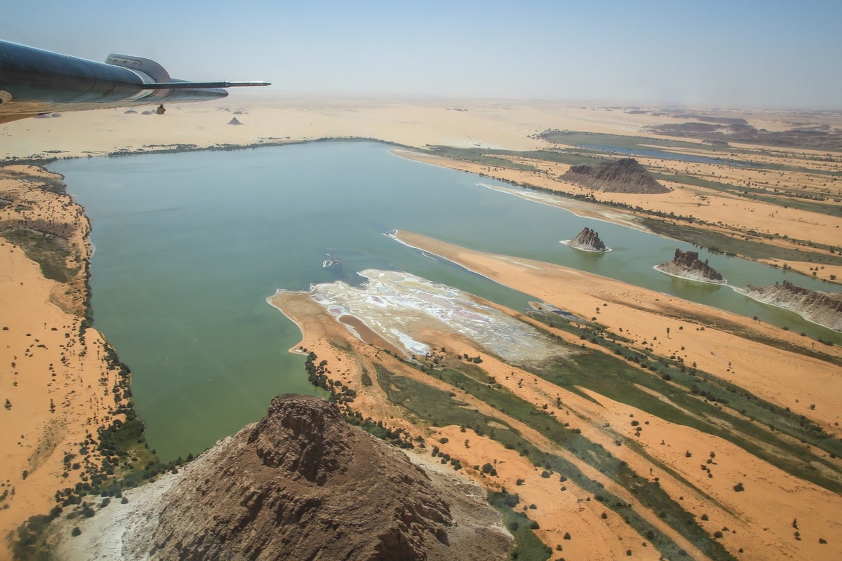 Вид на озеро Чад с высоты крыла самолете