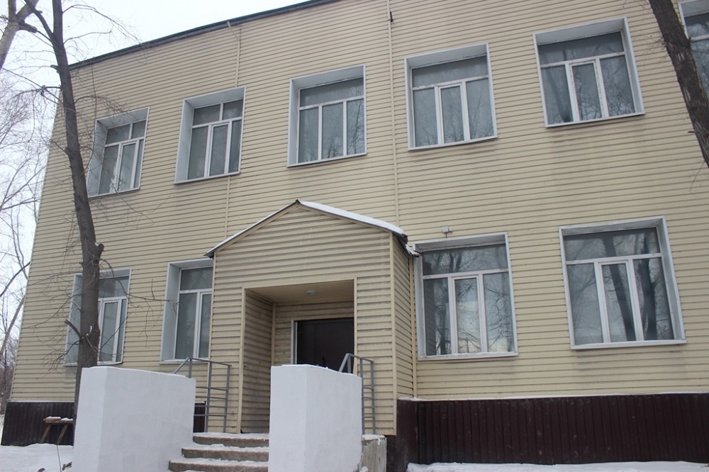    В этом здании оборудованы служебные квартиры. Вход в подъед с торца здания. Фото пресс-службы Искитимской районной больницы