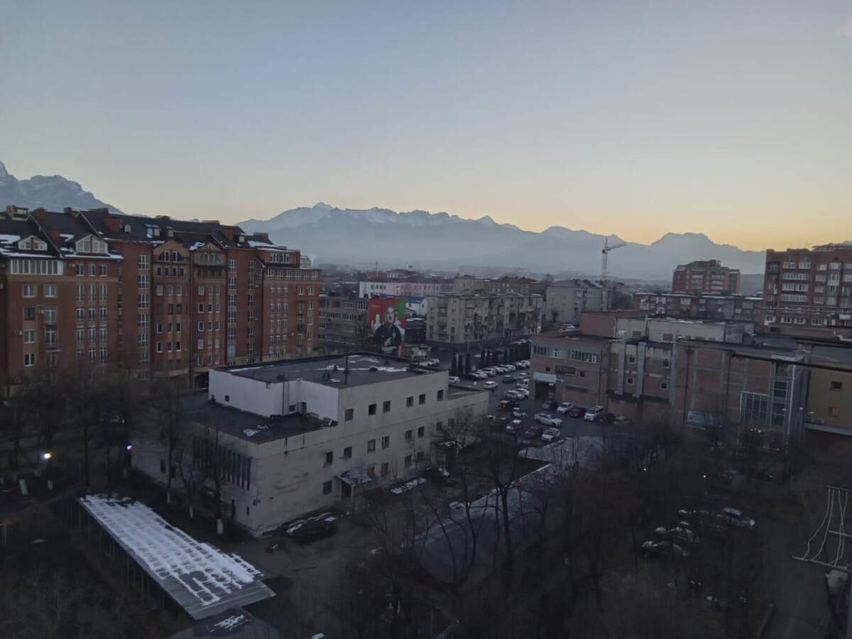 Квартира находится на улице Генерала Плиева, рядом - набережная, в соседнем здании - ЦУМ, ресторан "Винченцо" и супермаркет "Стэйтон"