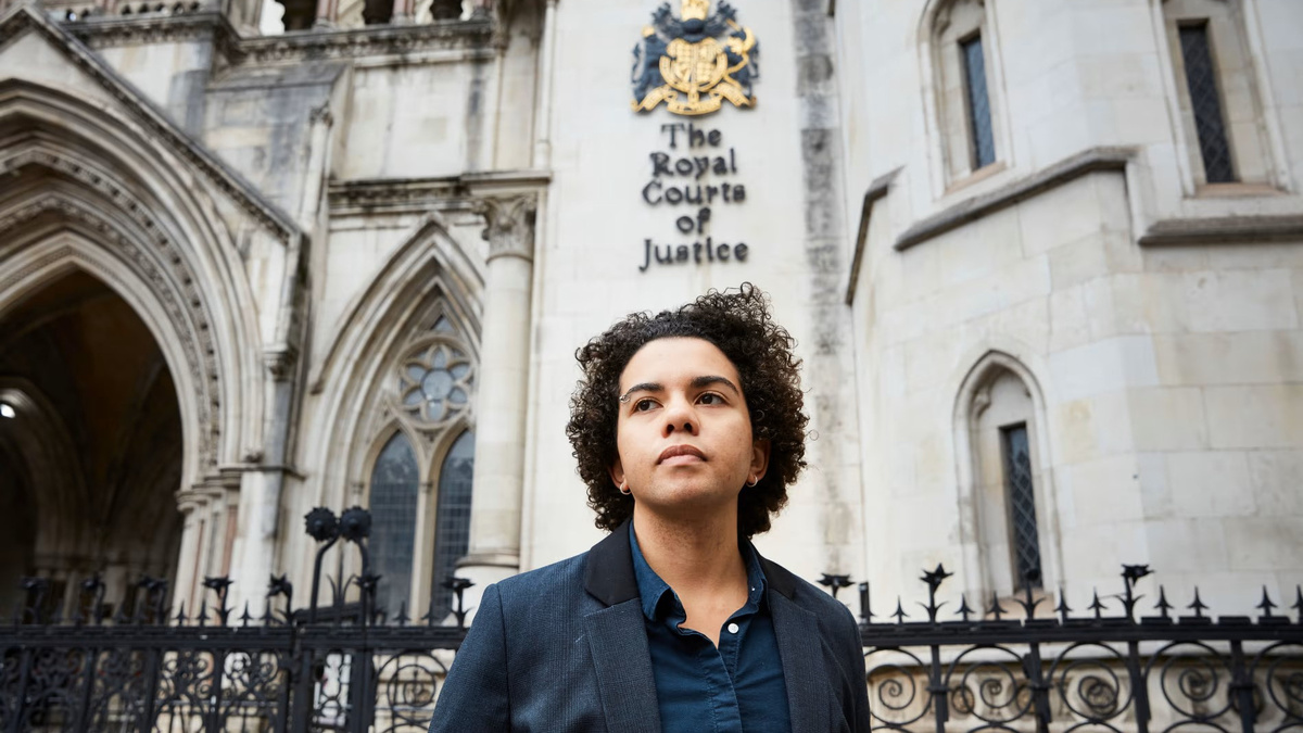 Кира Белл у здания Королевского суда справедливости, где она проиграла иск против клиники