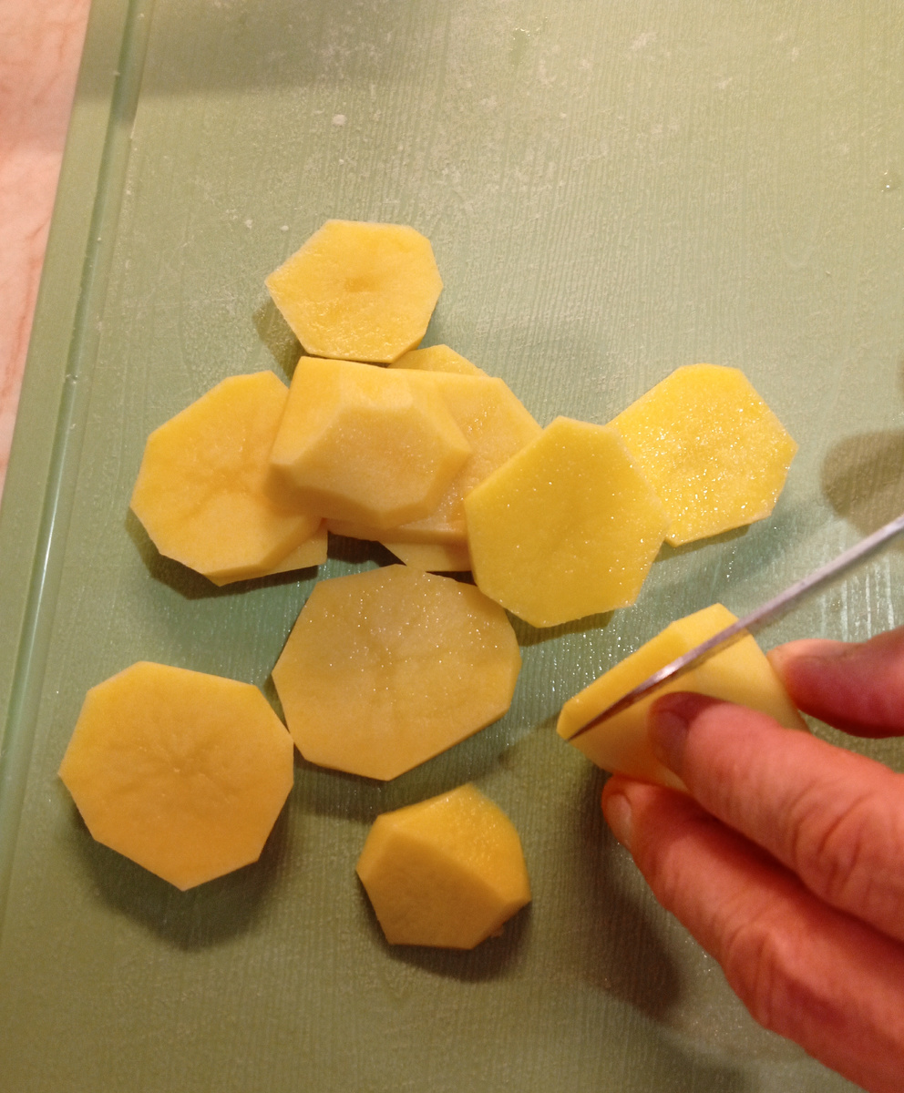 Муж нарезает.