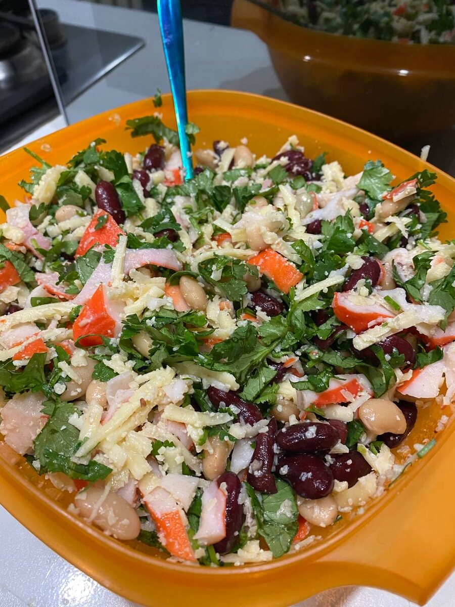 В варианте на фото добавили ещё крошку пармезана к обычному сыру, просто оставалась открывая пачка в холодильнике. Лучше добавлять только обычный ваш любимый полутвердый сыр. 