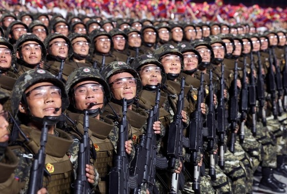    Войска Северной Кореи во время военного парада