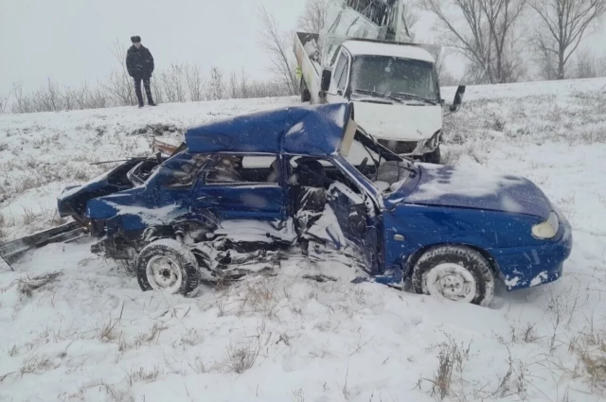    Легковушка влетела в «Газель» на заснеженной трассе в Воронежской области