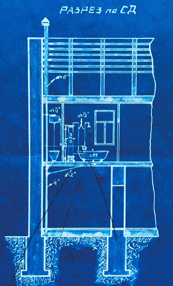 Разрез по ванной комнате. Перечеркивание карандашом решил не убирать, пусть глаз коробит. По сути эти чертежи и были проектом для согласования+отдавались в работу монтажам. Глаз зацепился за многоуровневое подключение (ванна отдельно от ватерклозета), при том что по каталогом на чугуний переходы и возможность подключения была.
