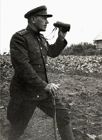 Армейский бинокль и трость – эти два атрибута неизменно брал с собой на передовую генерал Горбатов. Источник: https://yandex.ru/images/  