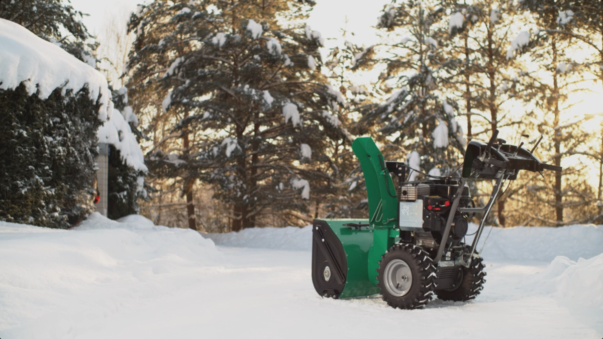 На фотографии снегоуборщик CAIMAN Valto