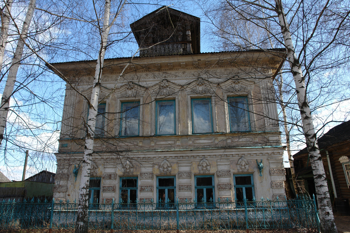 Дом Назаровых в деревне Хребтово Некрасовского района Ярославской области. Фото 2007 года