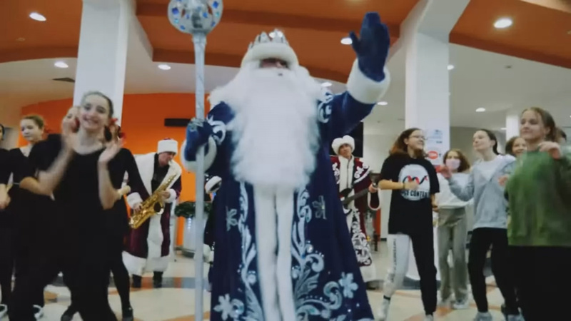    Кадр из видео с исполнением песни-переделки «Ягода малинка» (Белые снежинки) Дедом Морозом на новогоднем мероприятии