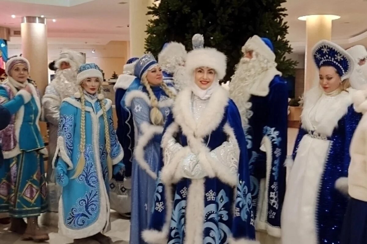    В Югру приехали 35 пар Дедов Морозов и Снегурочек.