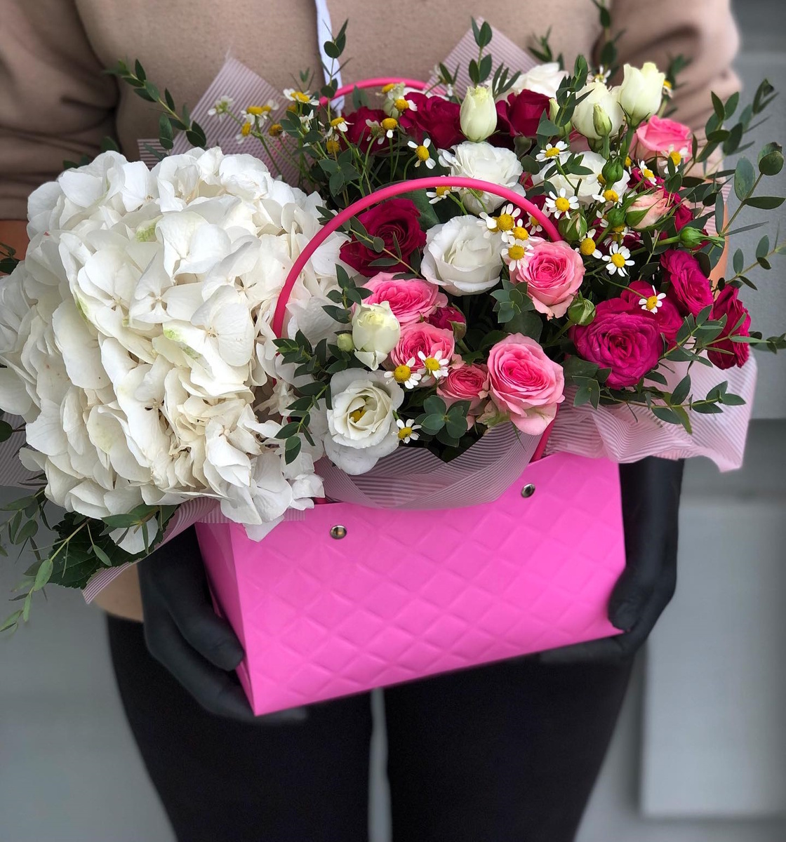 Красивые цветы и букеты: Креативная упаковка  цветов подчеркивает индивидуальность композиции.