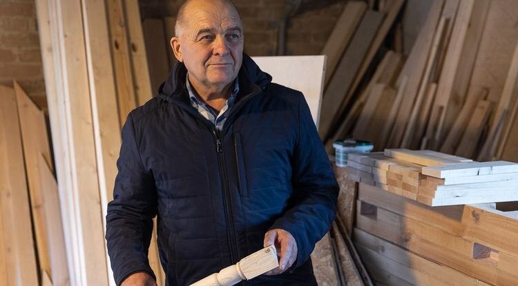 Анатолий Кононов: «При работе с древесиной я ощущаю, как она оживает в моих руках» Фото: Алексей Дацковский