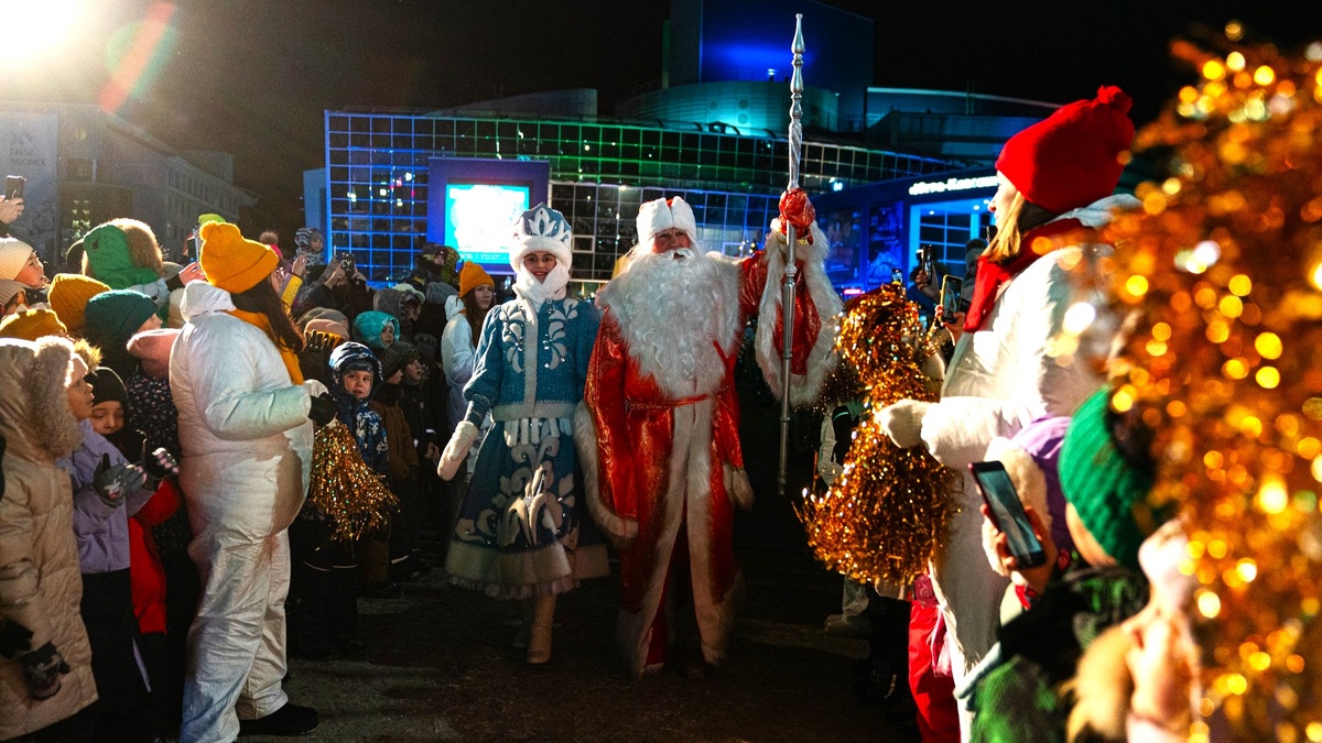    Новогодняя магия в Югре: Съезд Дедов Морозов и Снегурочек собрал сотни гостей