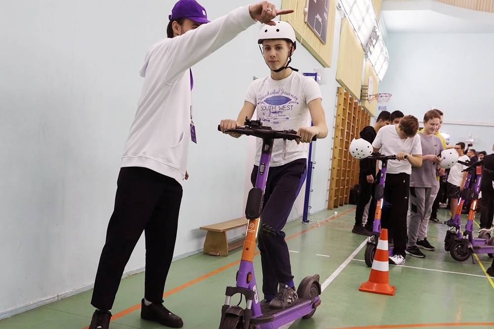    Ежегодно в начале нового учебного года в школах проводят Неделю безопасности дорожного движения. / Сергей Михеев/РГ