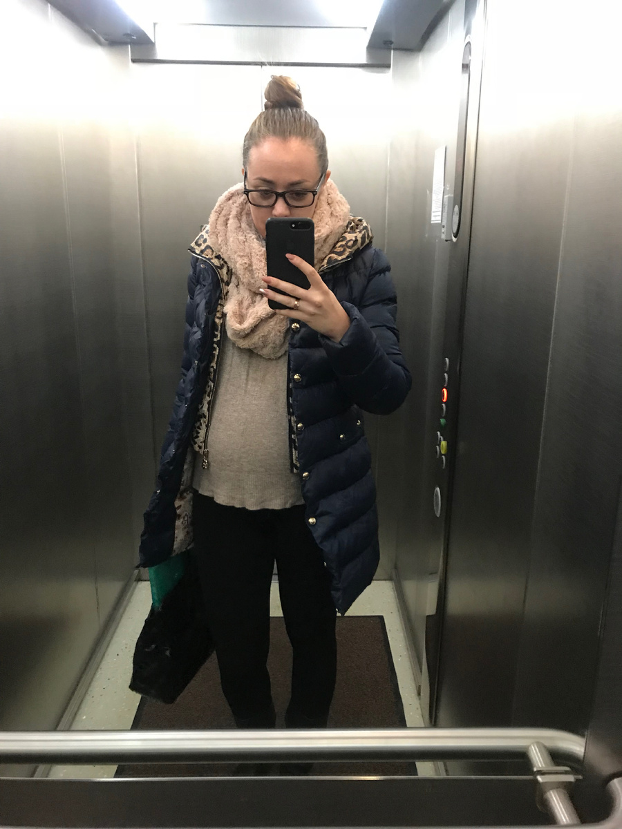 2018. Беременная первой дочкой. Тут видно, что данная куртка уже не застегивается на мне)) Пришлось купить на несколько размеров больше!