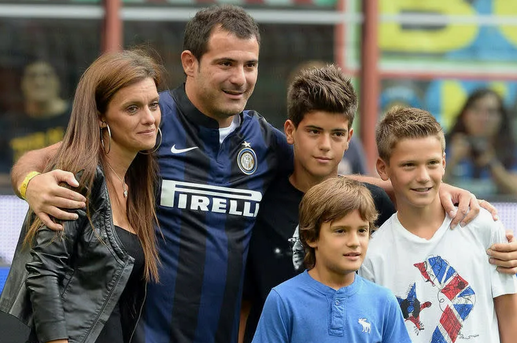 Деян Станкович с экс-супругой Анной и их тремя сыновьями. Фото: соцсети