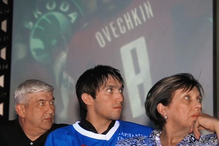 Александр Овечкин в молодости с родителями — Михаилом и Татьяной, 2 июня 2008 года
(Фото: Антон Денисов / РИА Новости)