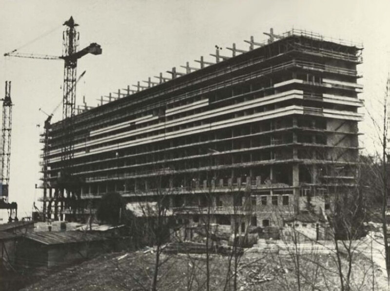 Строительство гостиницы "Жемчужина". Фото с сайта pastvu.com