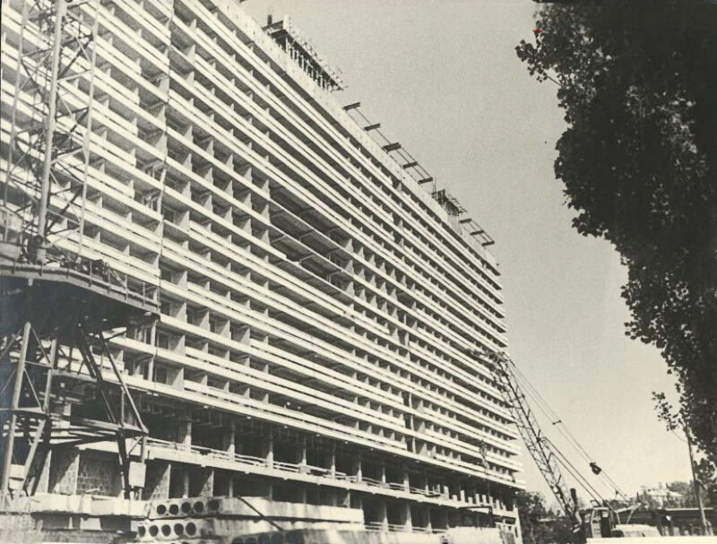 Строительство гостиницы "Жемчужина". Фото с сайта pastvu.com