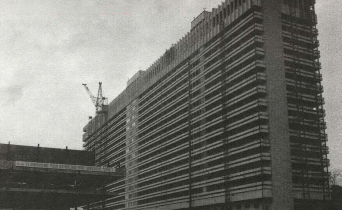 Строительство гостиницы "Жемчужина". Фото с сайта pastvu.com