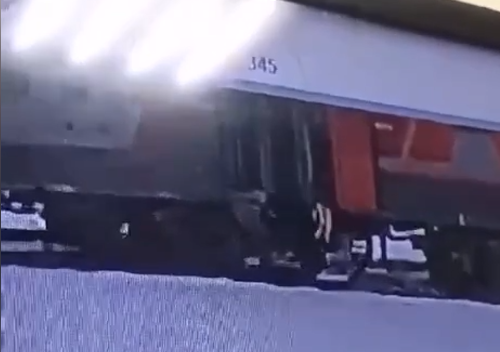 Камера засняла, как Твикса выбрасывают на мороз