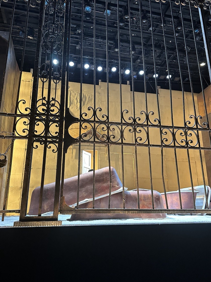 Сценография. Спектакль «Палата №6» на сцене МДТ. Санкт-Петербург. Фото автора.