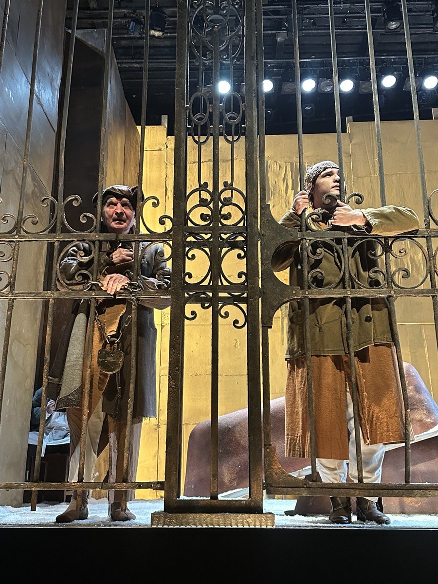 Моисейка и немой (Михаил Самочко и Никита Тимербаев). Спектакль «Палата №6» на сцене МДТ. Санкт-Петербург. Фото автора.