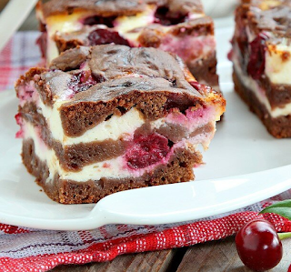 Шоколадный брауни с вишней