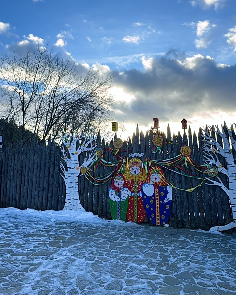 На входе нас встречали наши русские матрёшки