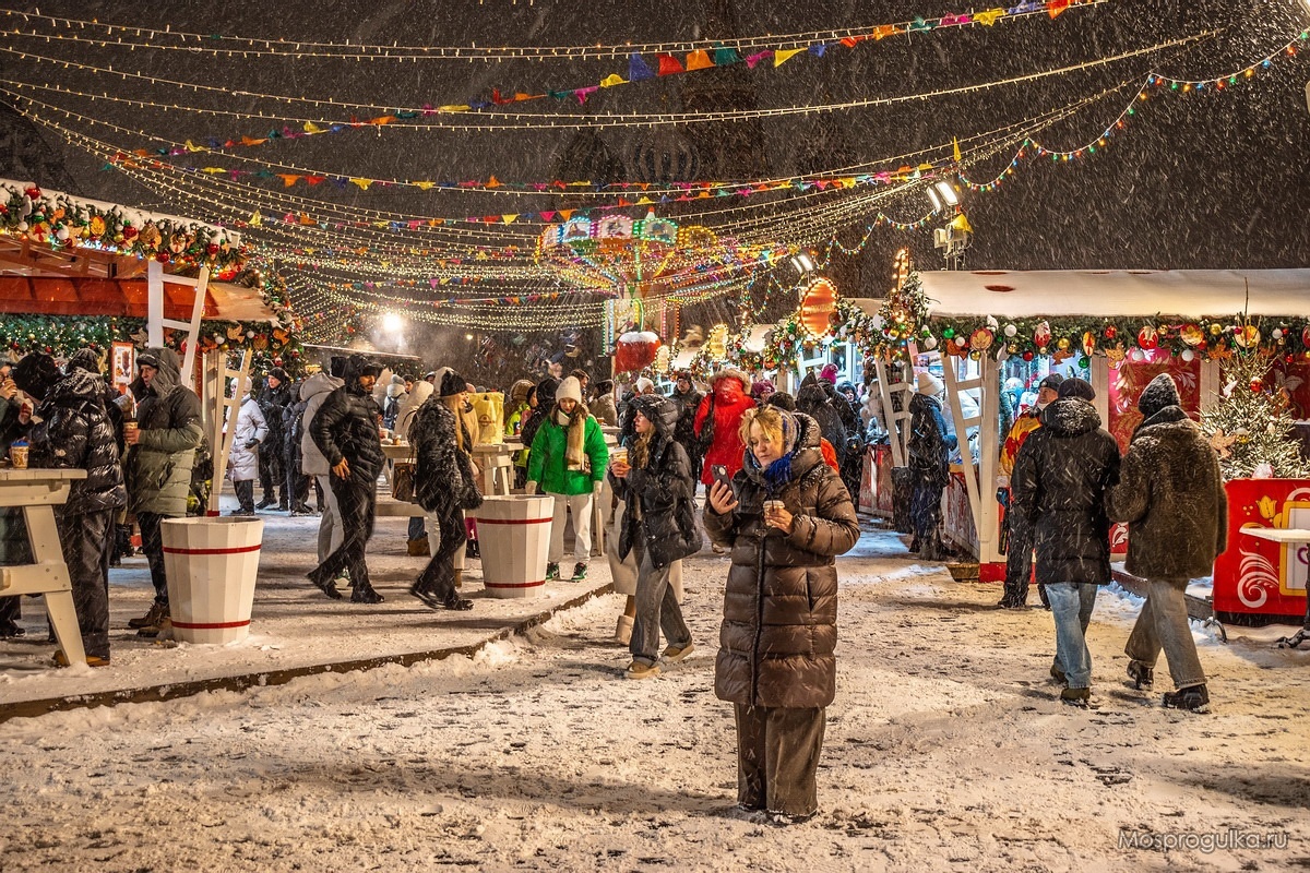 Карусель на фоне храма Василия Блаженного