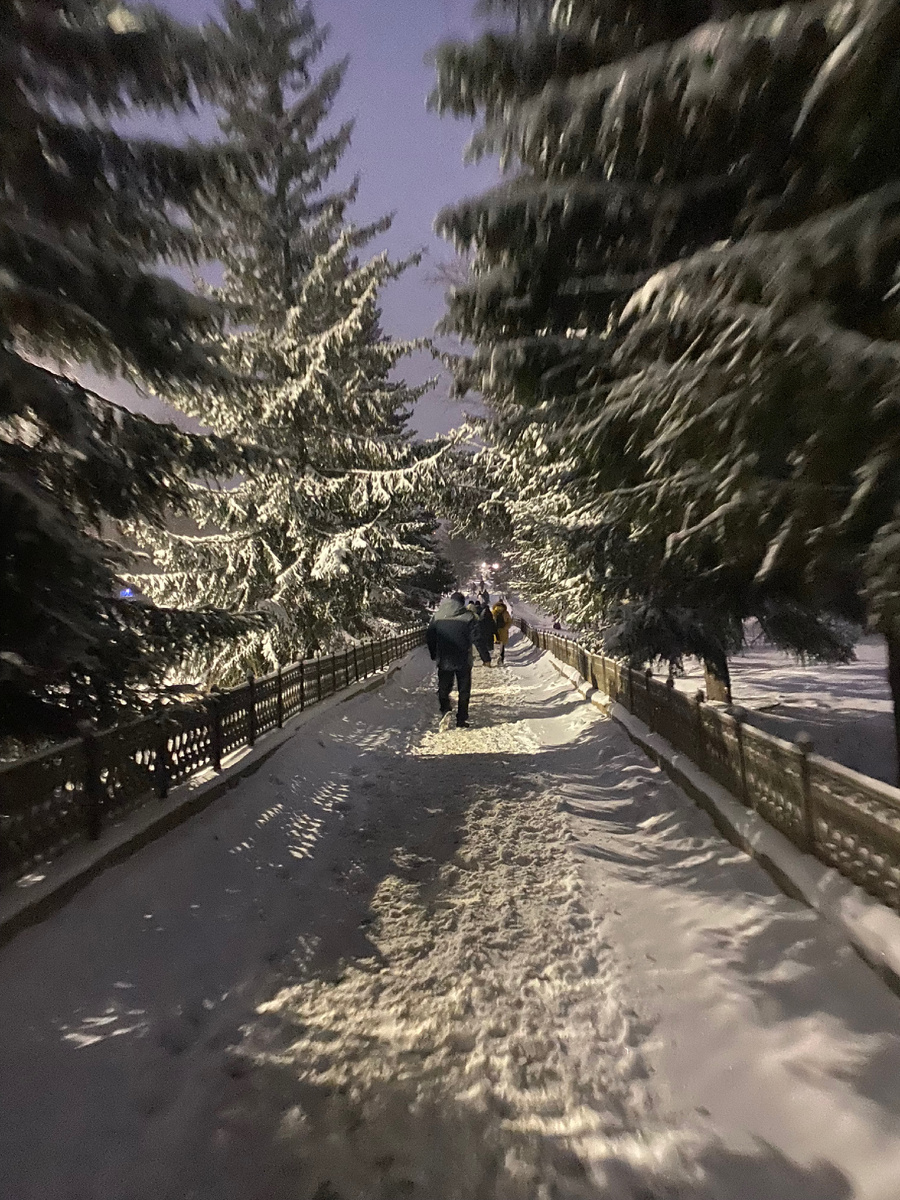 Любимый комбинат, люди идут с работы)