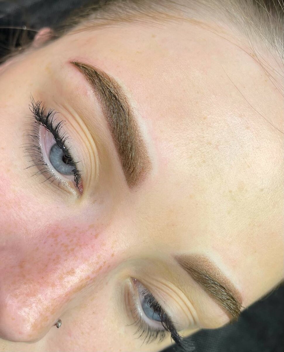 Татуаж бровей 