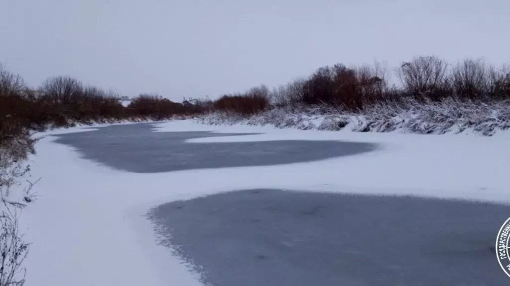Лед на реке для детей. Тонкая река. Река илеть. Водоёмы в кургане. Река большая ижорка.