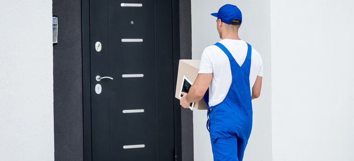 Сегодня многие сервисы доставки предлагают оставить доставку под дверью: камера на лестничной площадке позволит отследить этот момент.