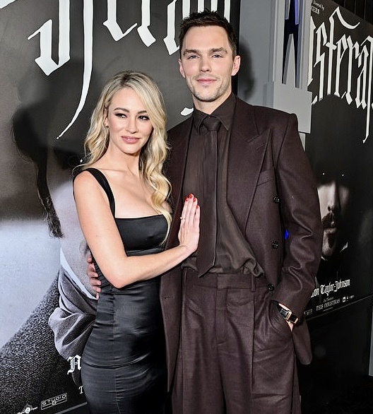    Брайана Холли и Николас Холт на премьере фильма «Носферату»Соцсети