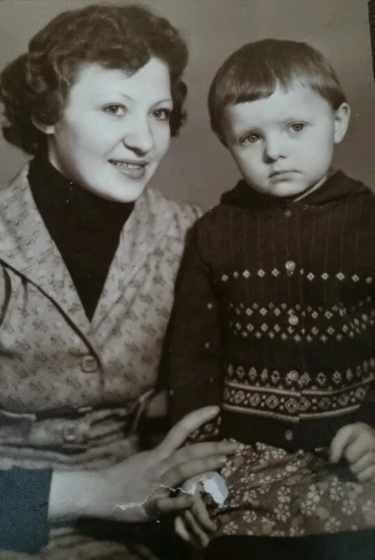 Ну не сходилось у меня - мама и та страшная женщина, фото которой меня пугали. Там дама как минимум лет десять в запое была, помимо сигарет.