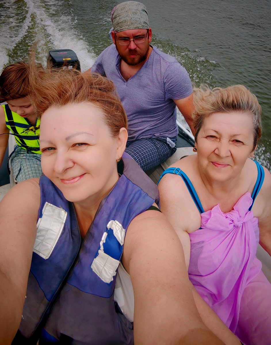 Прошло 43 года. Ну да, постарели. Но до той страшной картинки всё равно столько не выпить. 