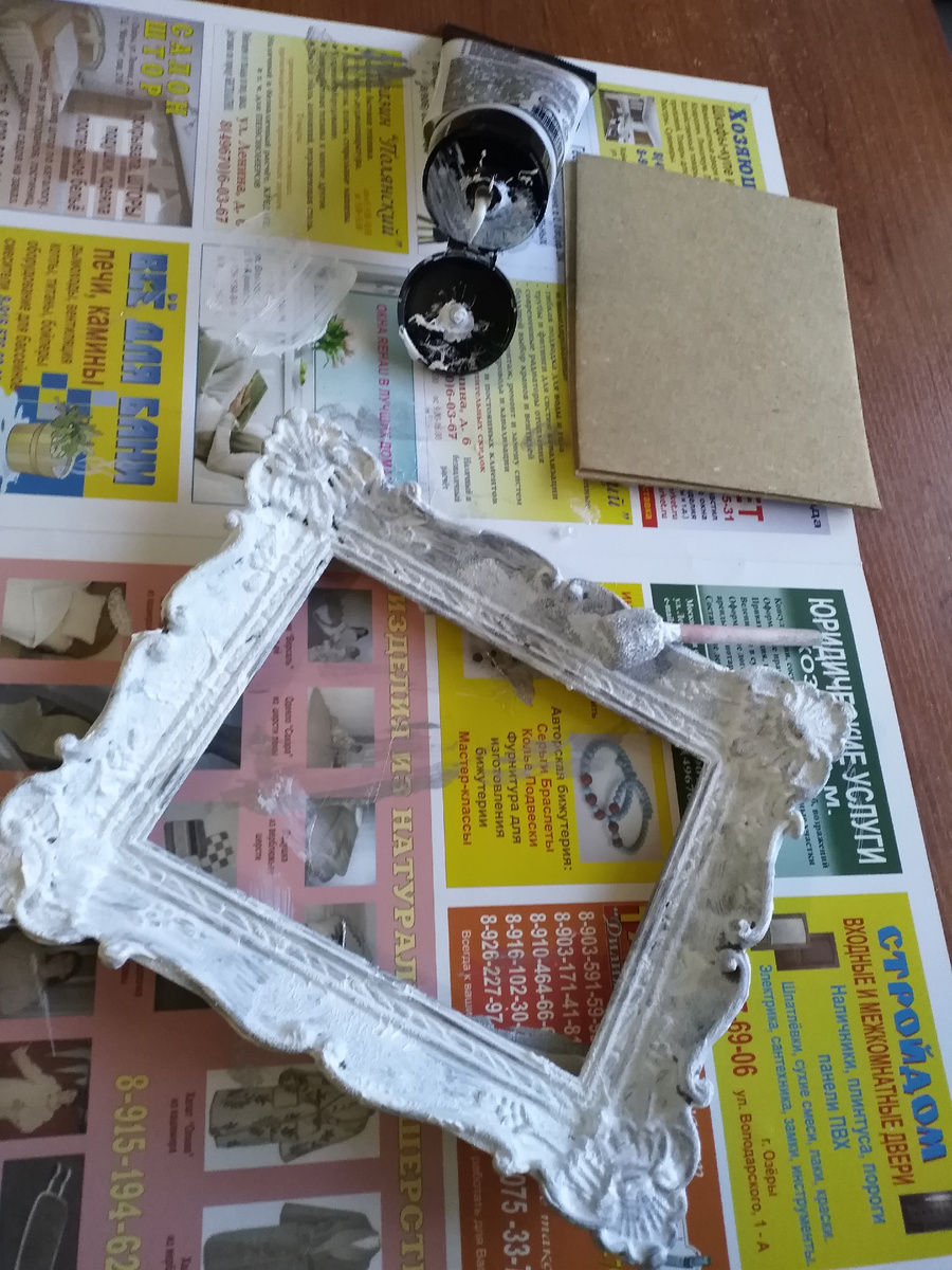 Сначала покрасила её белым акрилом, так как под руками не оказалось акрилового грунта. Краска легла нормально. 