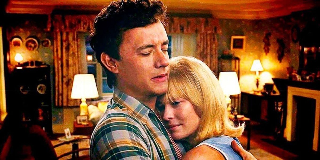 - Как больно, милая, как странно,
Сроднясь в земле, сплетясь ветвями, -
Как больно, милая, как странно
Раздваиваться под пилой.
Не зарастет на сердце рана,
Прольется чистыми слезами,
Не зарастет на сердце рана -
Прольется пламенной смолой.
- Пока жива, с тобой я буду -
Душа и кровь нераздвоимы, -
Пока жива, с тобой я буду -
Любовь и смерть всегда вдвоем.
Ты понесешь с собой, любимый, -
Ты понесешь с собой повсюду,
Ты понесешь с собой повсюду
Родную землю, милый дом.
- Но если мне укрыться нечем
От жалости неисцелимой,
Но если мне укрыться нечем
От холода и темноты?
- За расставаньем будет встреча,
Не забывай меня, любимый,
За расставаньем будет встреча,
Вернемся оба - я и ты.
- Но если я безвестно кану -
Короткий свет луча дневного, -
Но если я безвестно кану
За звездный пояс, млечный дым?
- Я за тебя молиться стану,
Чтоб не забыл пути земного,
Я за тебя молиться стану,
Чтоб ты вернулся невредим.
Трясясь в прокуренном вагоне,
Он стал бездомным и смиренным,
Трясясь в прокуренном вагоне,
Он полуплакал, полуспал,
Когда состав на скользком склоне
Вдруг изогнулся страшным креном,
Когда состав на скользком склоне
От рельс колеса оторвал.
Нечеловеческая сила,
В одной давильне всех калеча,
Нечеловеческая сила
Земное сбросила с земли.
И никого не защитила
Вдали обещанная встреча,
И никого не защитила
Рука зовущая вдали.
С любимыми не расставайтесь,
С любимыми не расставайтесь,
С любимыми не расставайтесь,
Всей кровью прорастайте в них,-
И каждый раз навек прощайтесь!
И каждый раз навек прощайтесь!
И каждый раз навек прощайтесь!
Когда уходите на миг.
Александр Кочетков, 1932 г.   
