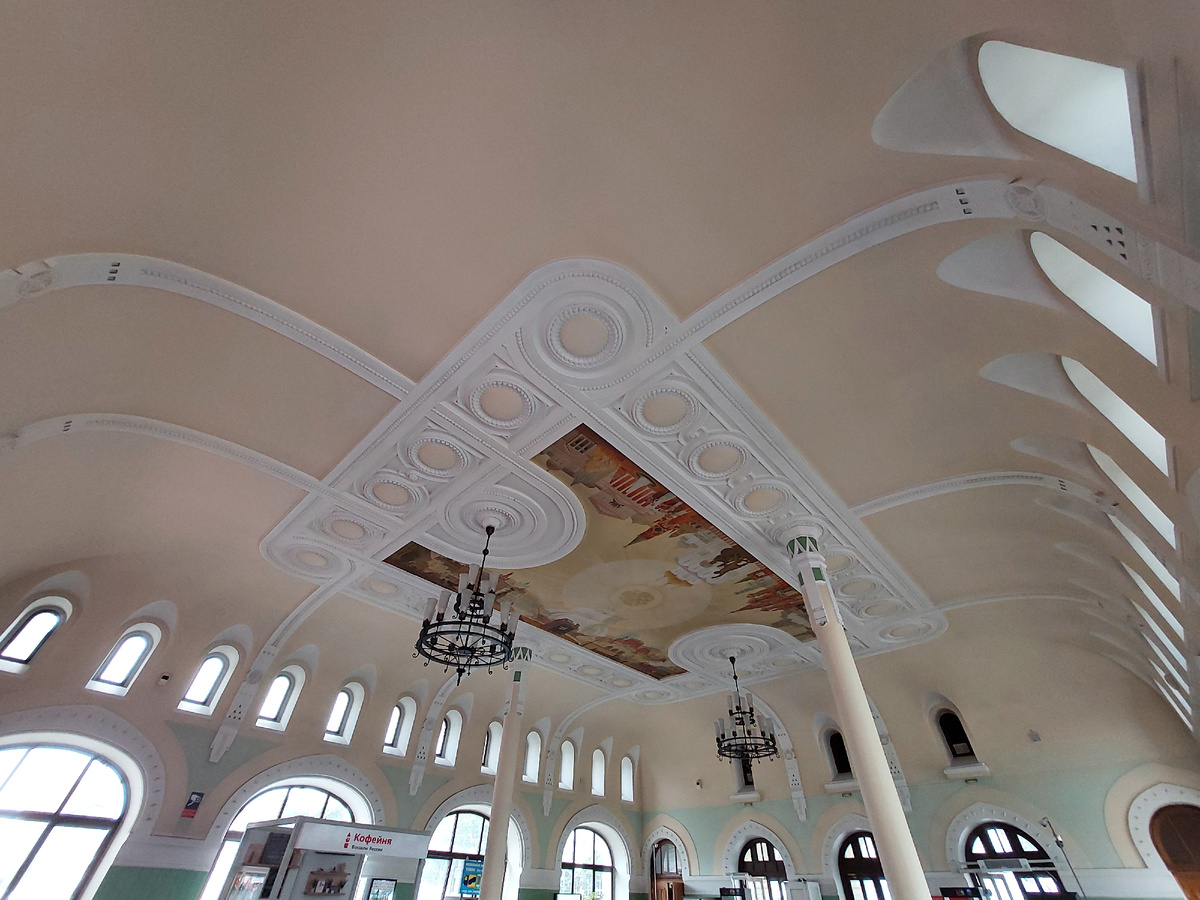 Потолки с росписью. Таким вокзал стал после масштабных реставрационных работ