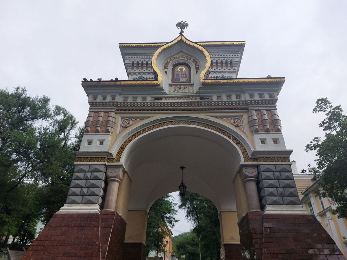 Обычно триуфальные арки имеют только две стороны-входа. Эта сразу четыре!